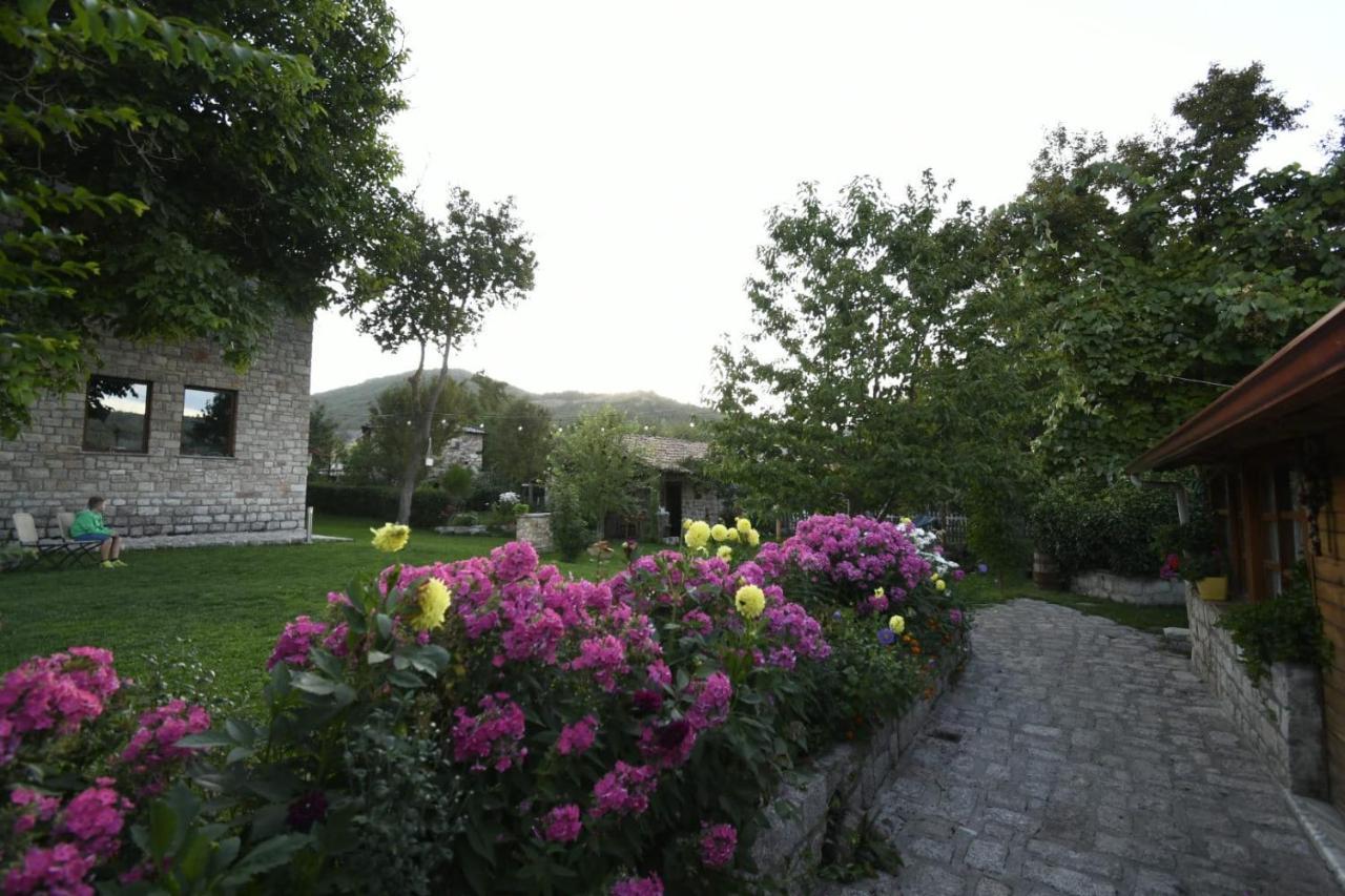 Bujtina Shkodrani Bed & Breakfast Voskopoje Bagian luar foto
