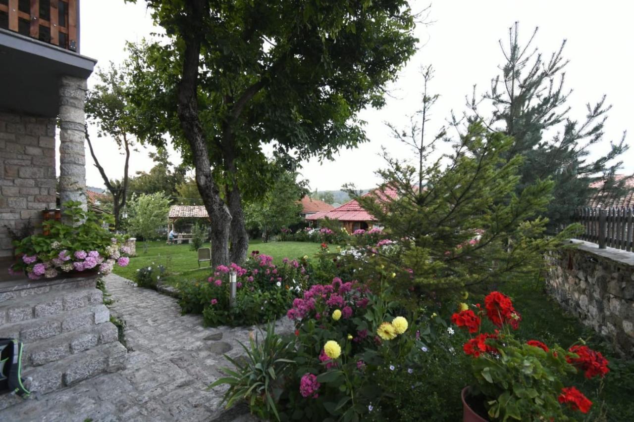 Bujtina Shkodrani Bed & Breakfast Voskopoje Bagian luar foto